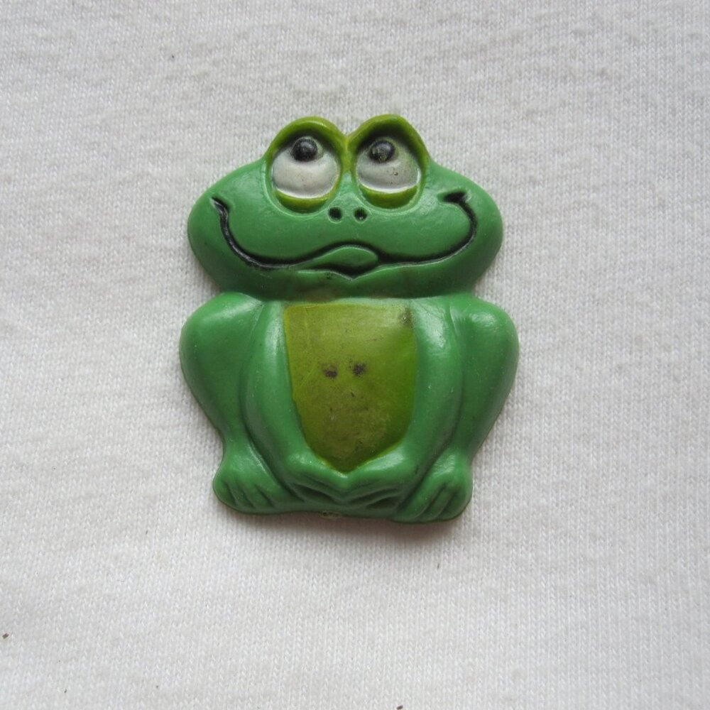 Vintage Plastic Fridge Magnet: 1.5" Frog looking up